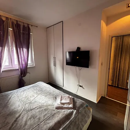 Apartment La *